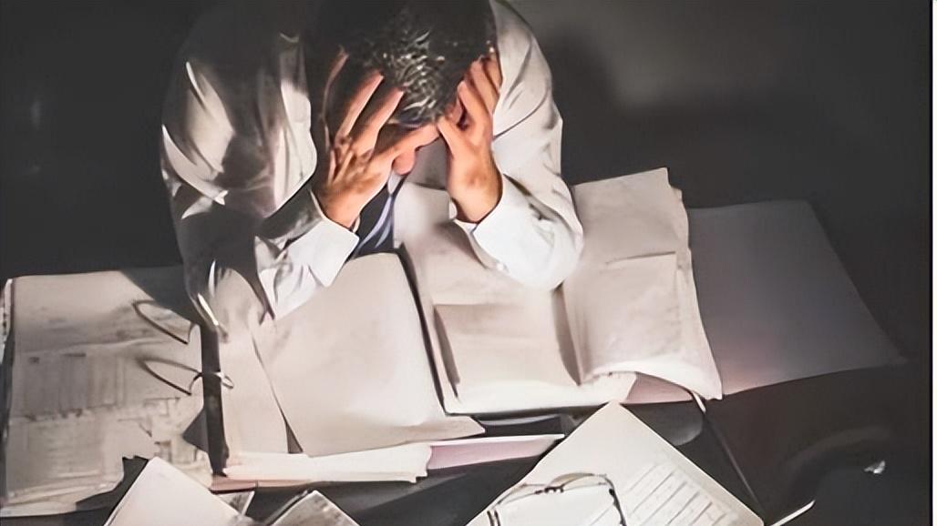 大厂们疯狂卷员工工时，究竟在怕什么？
