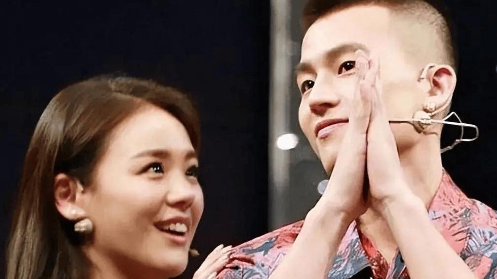 欧豪、马思纯分手7年再同框，男方偷瞄女方怅然若失，网友呼吁复合