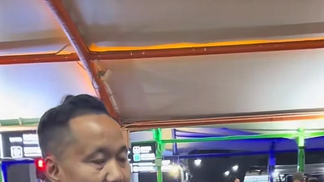 泪目了！杜小华从内蒙飞深圳，拥抱着谢浩男，一句话让网友泪崩