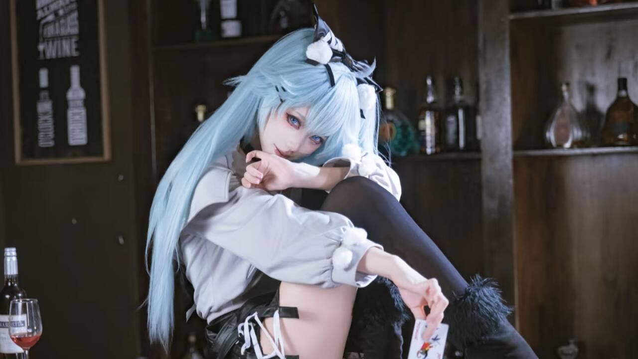 少女前线芙洛伦cos：在复古酒吧邂逅神秘“战术妖精”