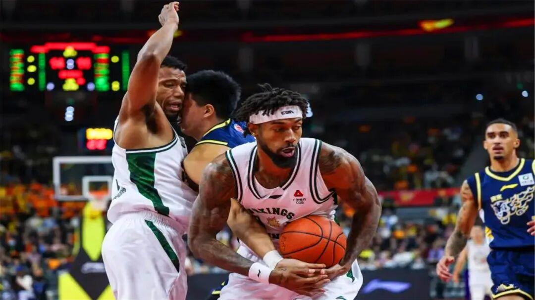 险胜同曦队不到12小时，广东队收3坏消息，杜锋指导脸色挂不住了