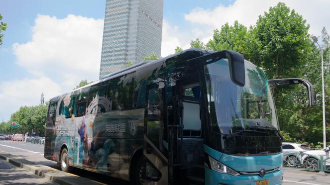 大巴免费接送，还有免费周边——LOL生日会竟如此阔绰！