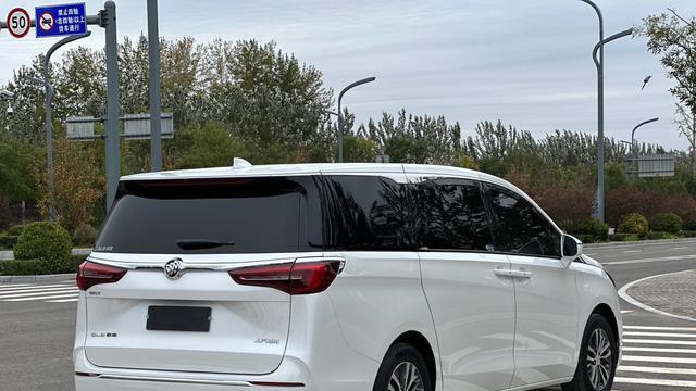 2020款别克GL8ES陆尊，20万出头的家用MPV，奶爸值得入手吗？