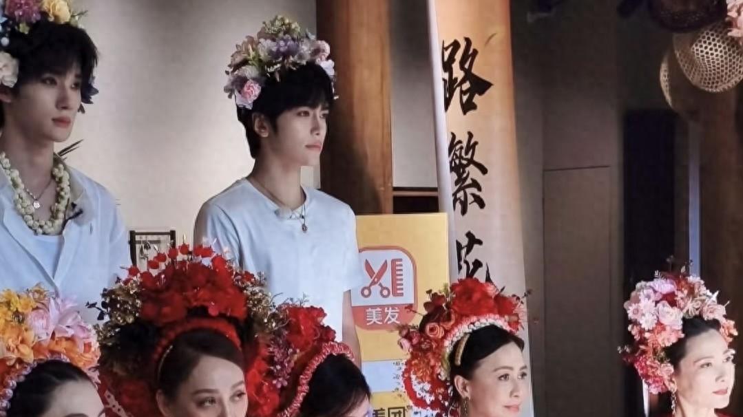 一路繁花到澳门了！张柏芝扎头巾辫美成花，宁静终于舍得穿裤子