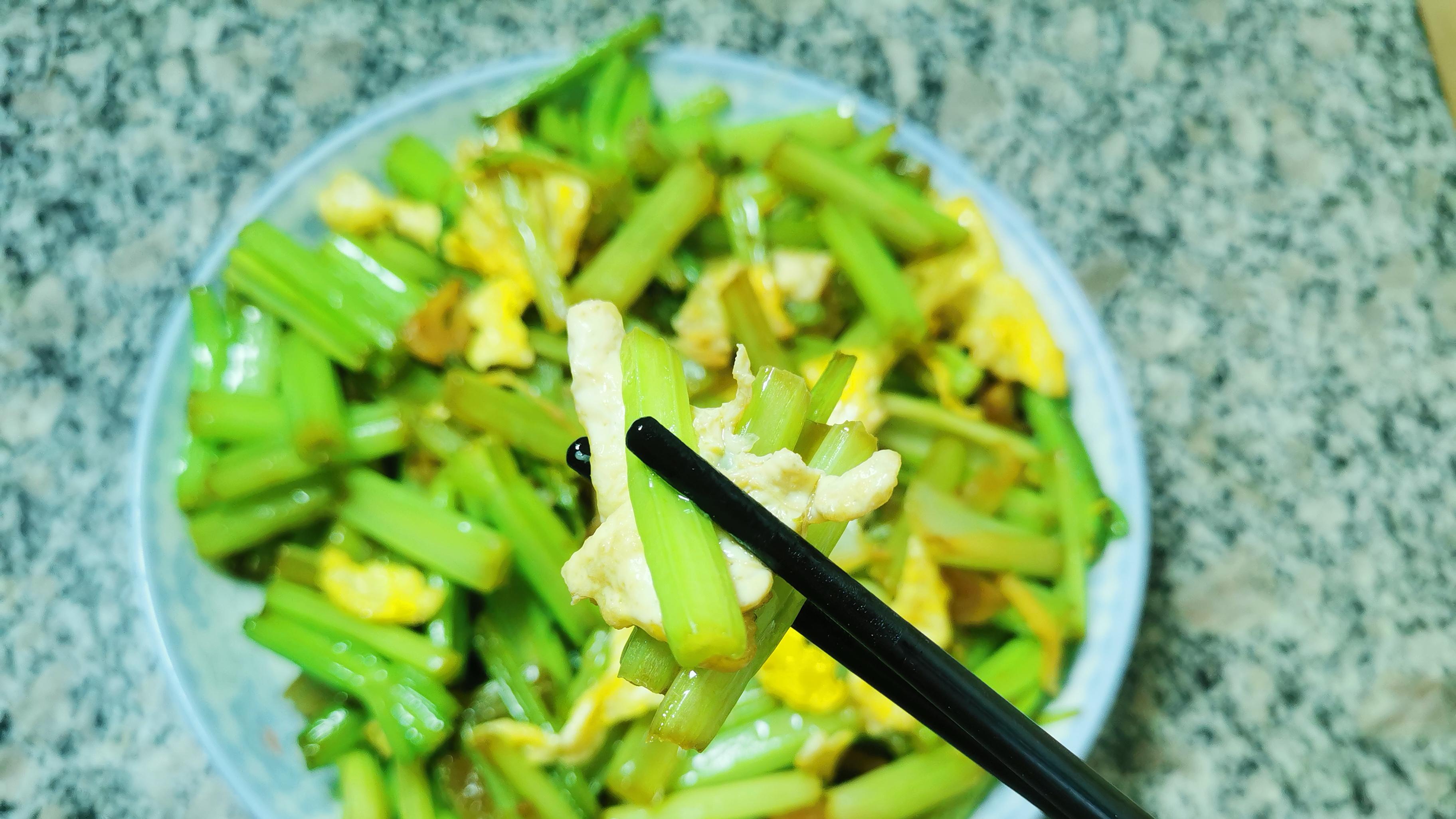 全家人都爱吃的芹菜炒鸡蛋，鲜香滑嫩，好吃又下饭！