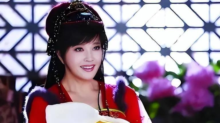 74岁刘晓庆美国聚餐，大方让朋友曝光素颜照，老态尽显却更真实了