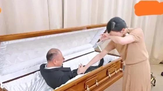 综艺拿死亡话题博眼球



综艺节目为了博眼球真是越来越没底线了！难道把观众都当
