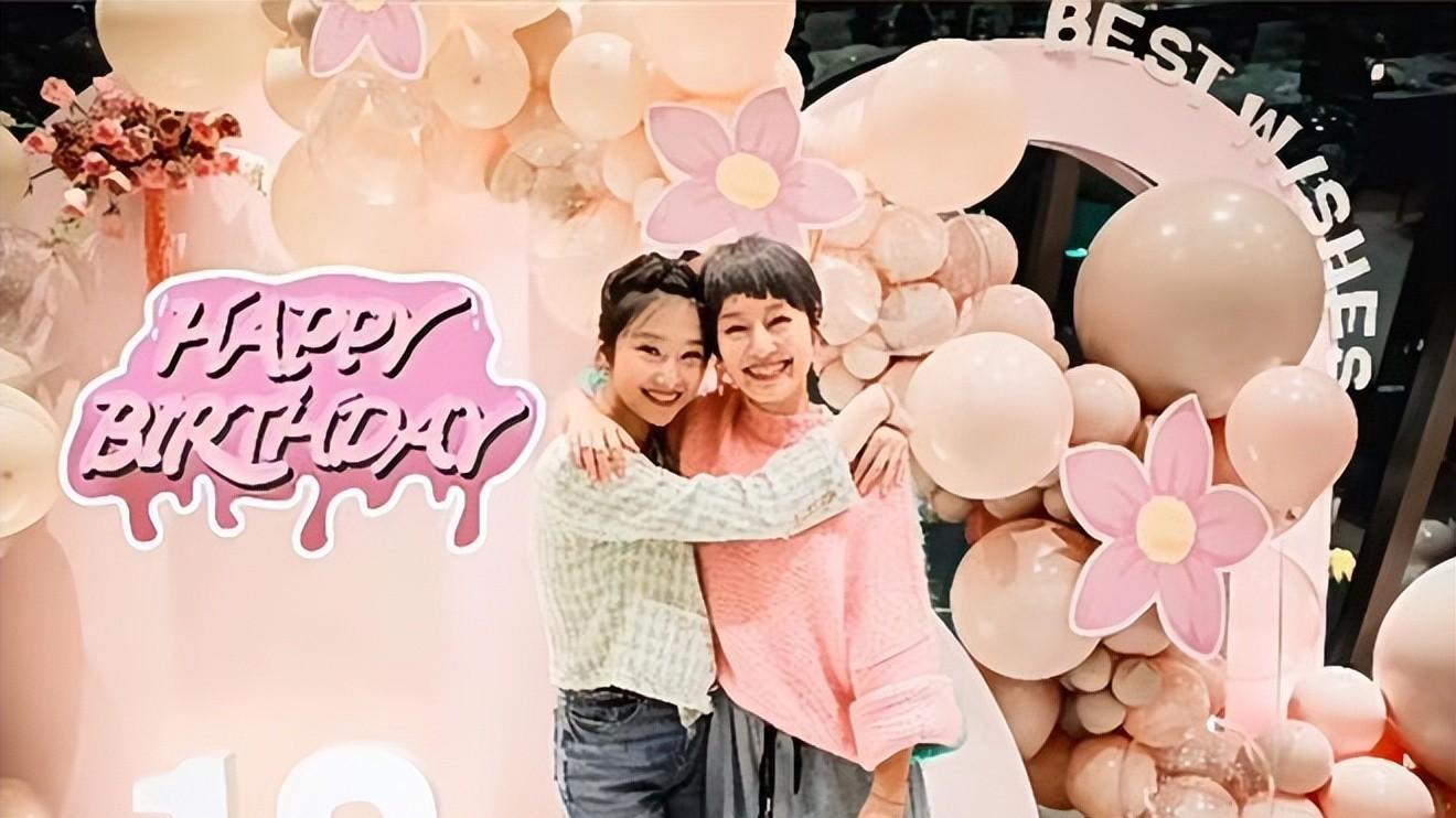 马伊琍小女儿，十一岁啦！姐妹俩一个赛一个高挑！