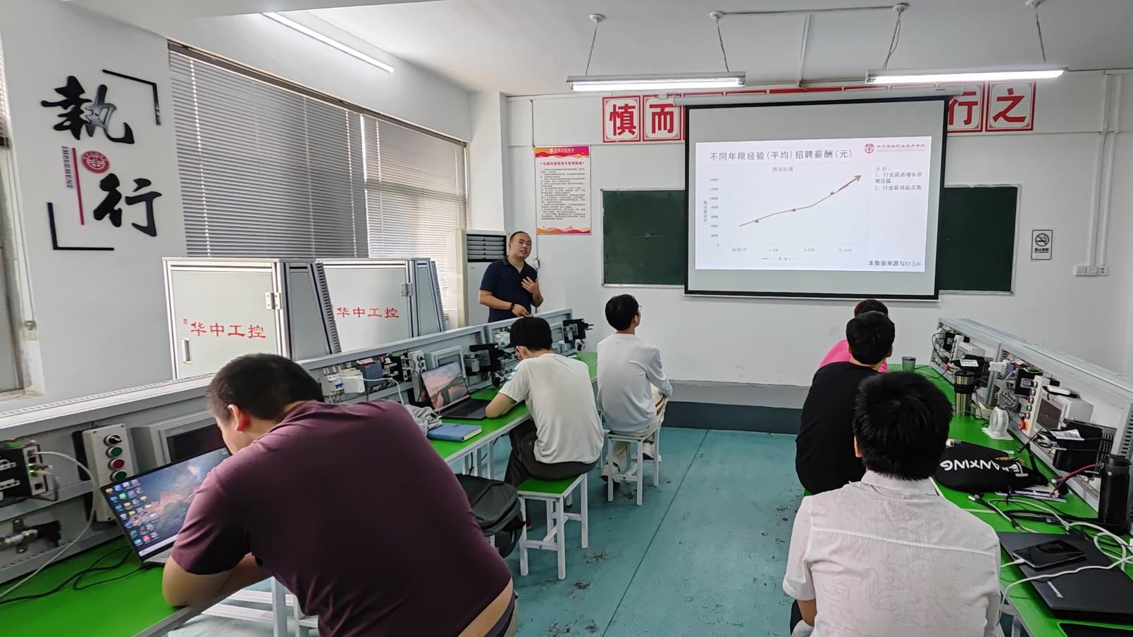 学PLC想找好工作？武汉十大校企合作电气自动化PLC培训学校推荐！