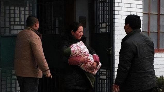 百万拆迁款亲女一分没有，全送44岁陌生农民，DNA显示是亲父子？