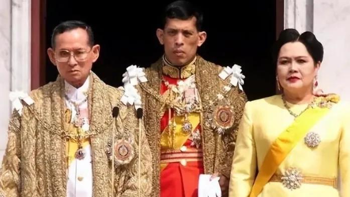 2014年泰国绝色王妃趴在地上给狗喂食，曝光后被迫出家