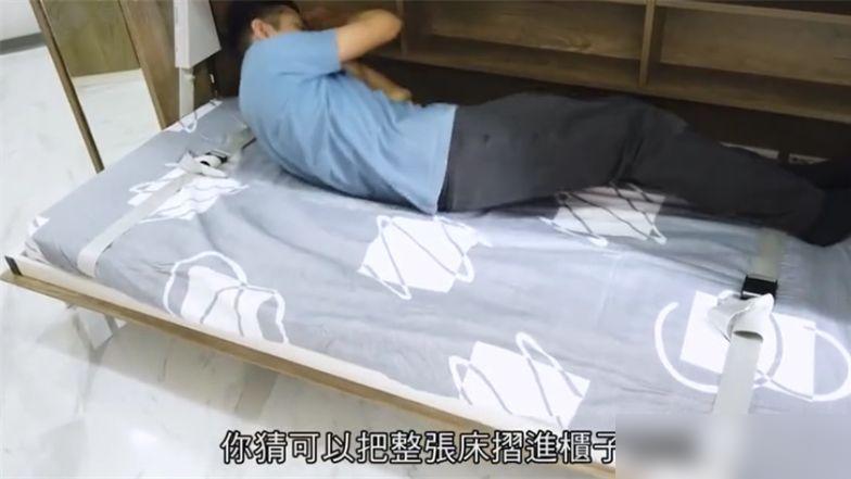 香港一家4口住18㎡“电钻房”，伸手就能碰到墙，网友：窒息