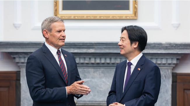 特朗普暗示反“独”后，一架专机降落台北，美方宣布设立“代表处”