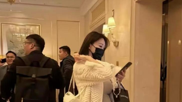 “黄晓明喜迎二胎，小海绵喜提妹妹，网友操碎心”
