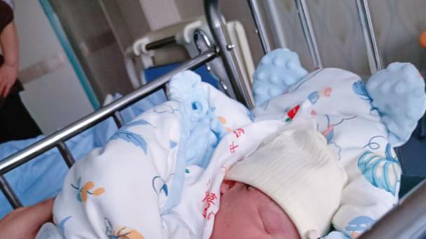 婴儿吃手好不好？老一辈人或许不懂，爸妈要知道