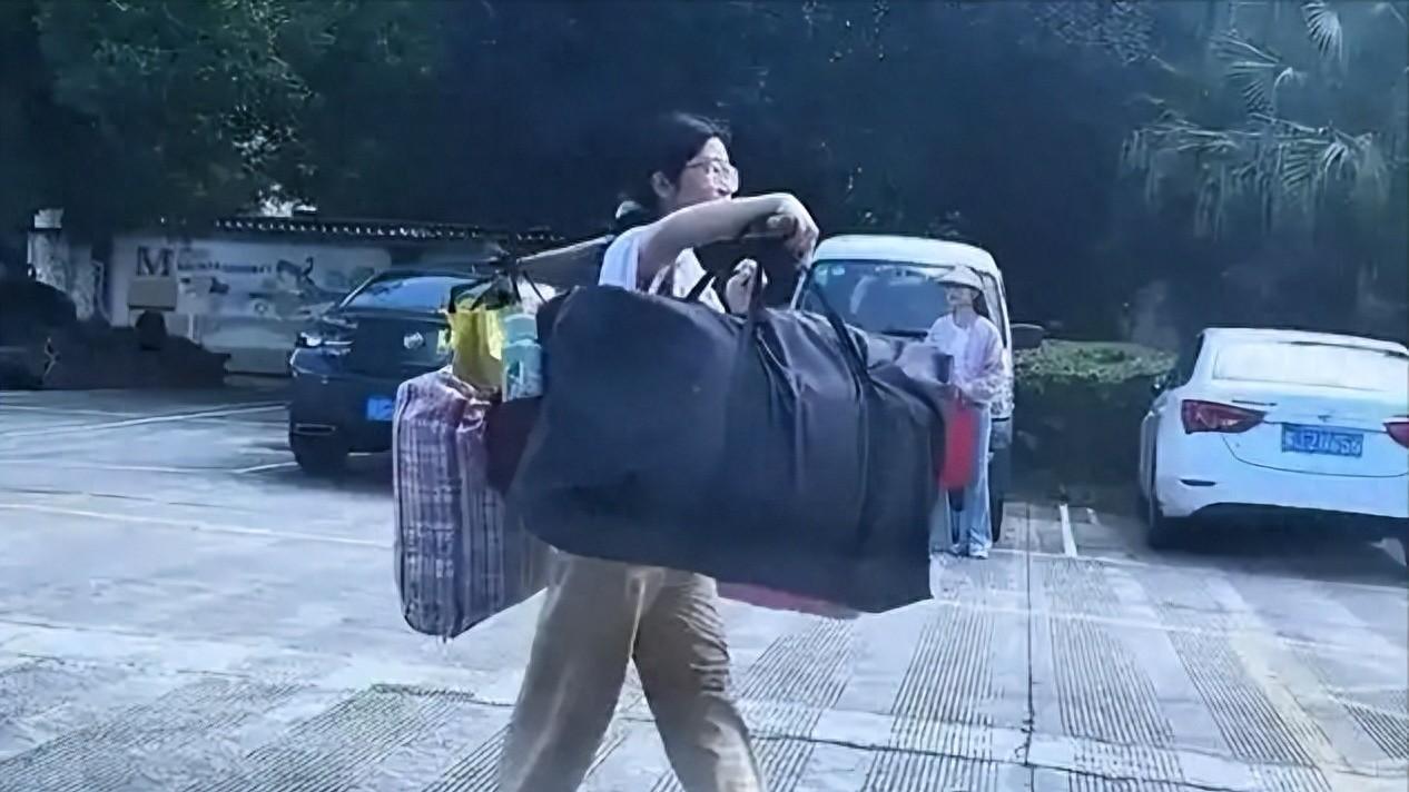 拒躺平！12 元时薪攒学费：扁担女孩的 “奋斗” 为何碾压鸡汤？