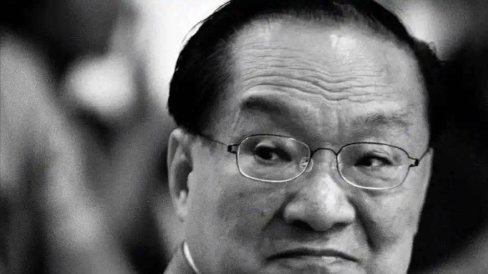 1976年，52岁金庸爱上16岁女招待。他想要和妻子离婚，妻子说…