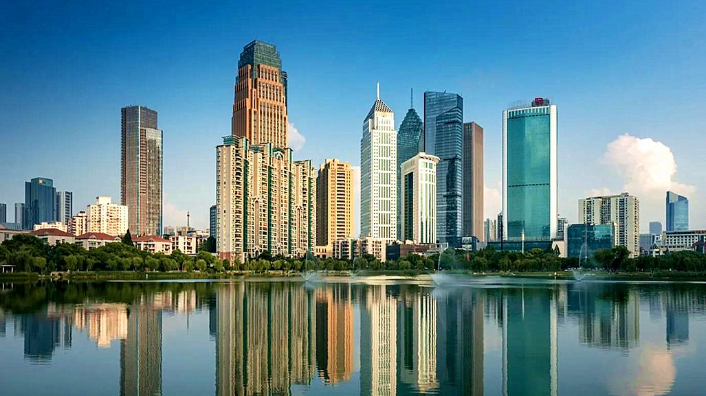 武汉是个一半是城一半是水的大都市，城市的高楼与江湖交织在一起