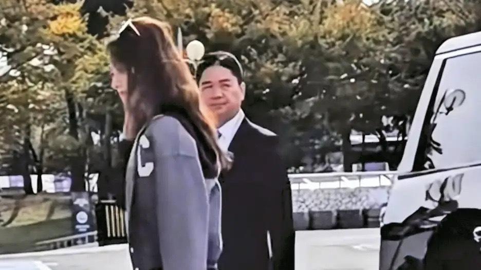 章泽天韩国开会，长裙配短靴精致洋气，小外套披肩气场十足