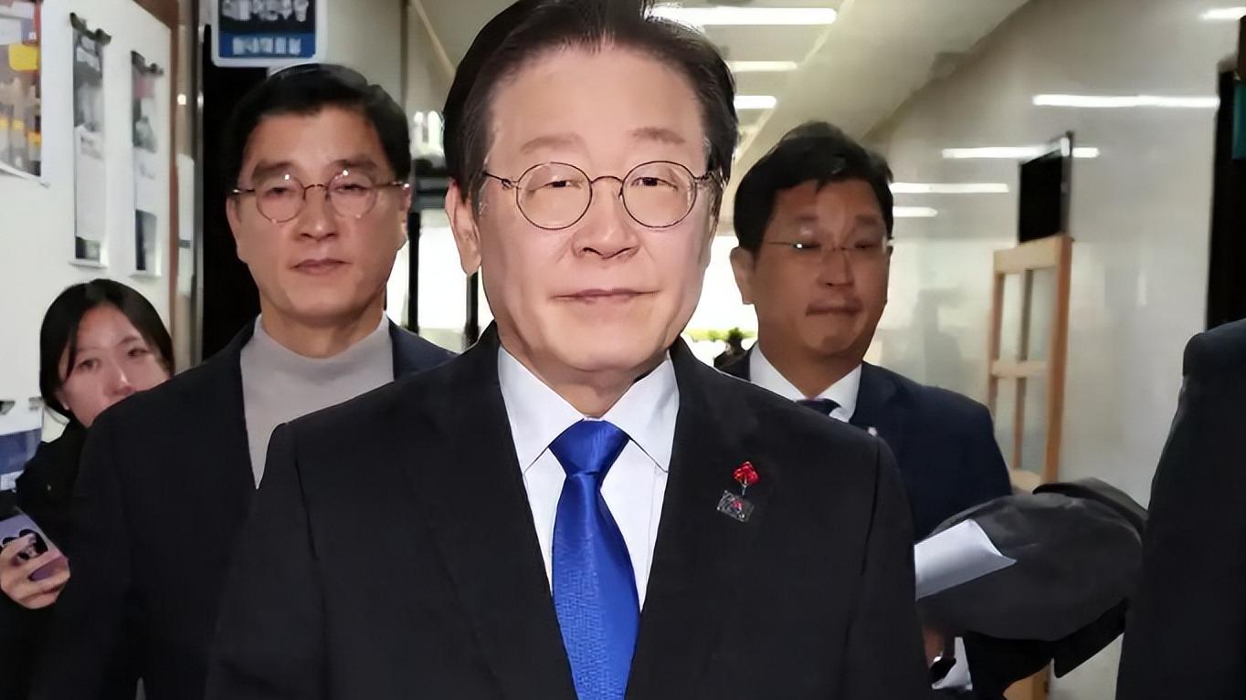 韩国政坛震荡升级：10万民众对峙街头 总统弹劾案牵动政局走向