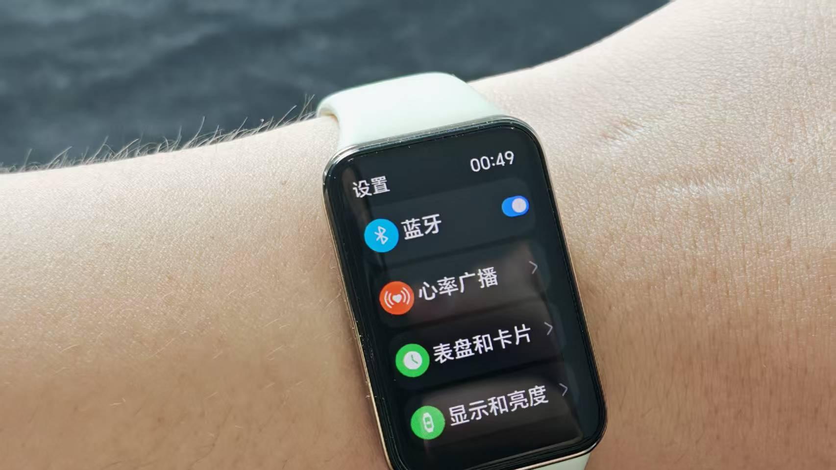 谁懂啊！荣耀手环10轻到像没戴，健康监测还贼准