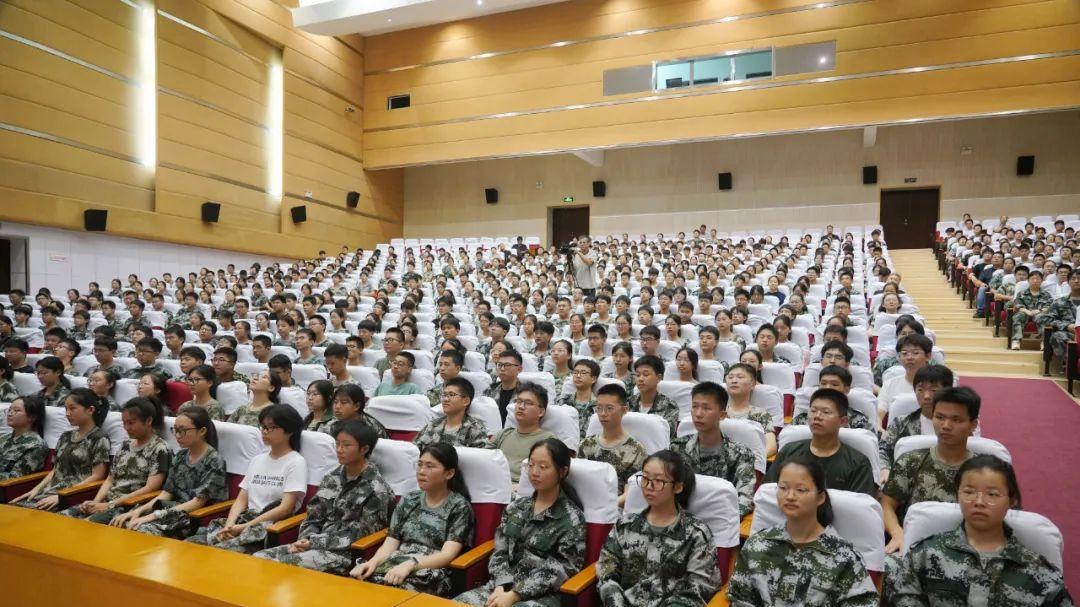 军训 72 小时：从哭着系鞋带到踢正步带风，江苏省射阳中学新生蜕变过程