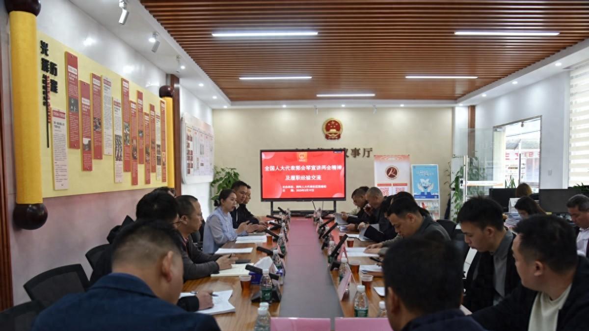 将全国两会精神的炽热温度传导至社区脉络深处