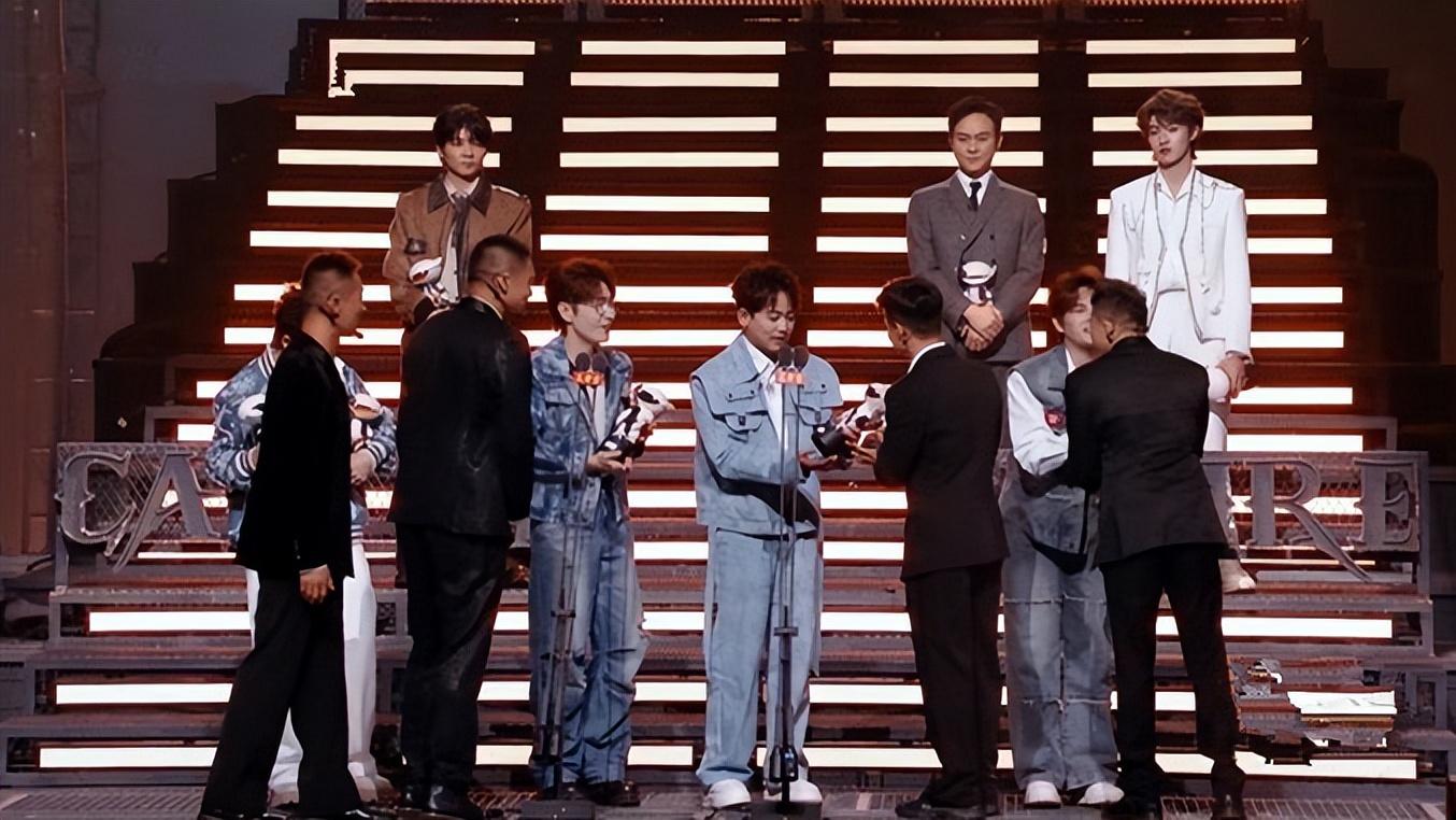 张智霖、苏醒你们是什么奇妙缘分，同被苏炳添颁奖，感言又都相近