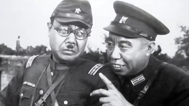 我军战士正在屋内擦枪，村干部带着日军突然闯了进来，该怎么办？