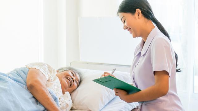 68岁大妈请男保姆养老，每月6千要答应4件事，儿子：这能找到吗？