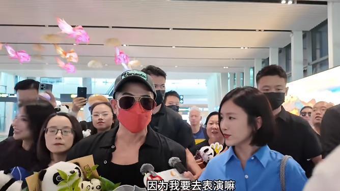 港媒又双叒闹笑话啦！方媛这胎啊，看样子是还没生呢，郭富城在机场亮相，对三胎这事可是一个字都没提哟。