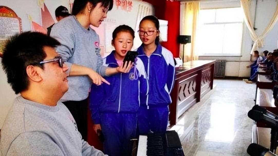 盲人歌手杨光：成名后太狂妄，如今却有妻有儿生活美满