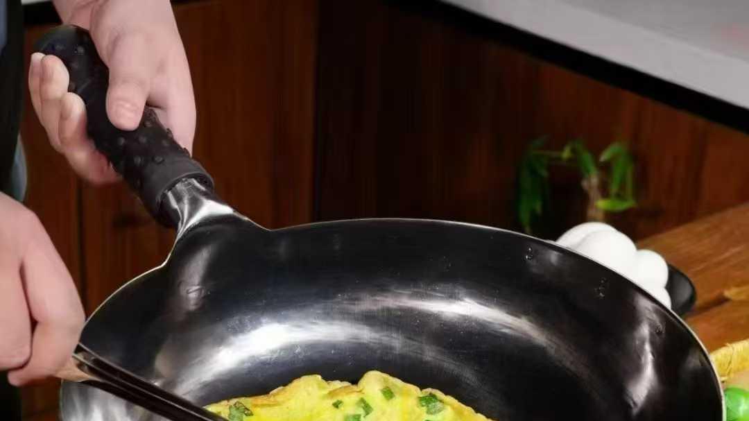 3 万锤锻打一口锅，这门老手艺为何 “不愿变通”？