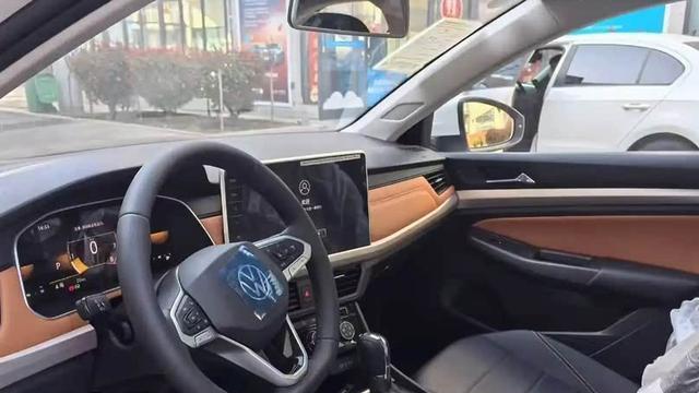 宝来采用了大众家族式的经典设计语言