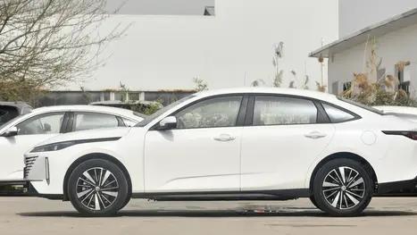 6.8s破百 1300km续航，轴距2765mm，解析长安逸动PHEV