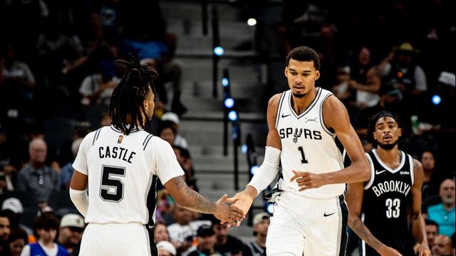 31分14板4助3断6帽！20分6板8助0失误！文班创神迹，哈珀创纪录