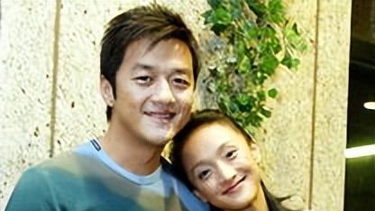 瞿颖带两个继女打网球