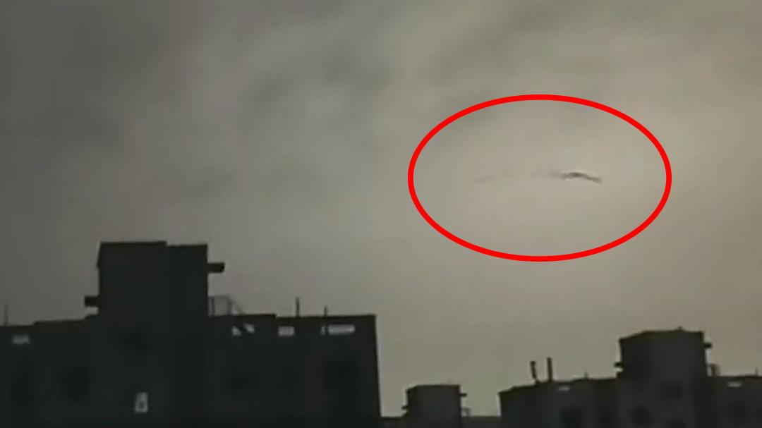 西安夜空盘旋3条“龙”？专家：被风吹起的漂浮物