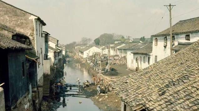 三叔局长退休，回乡卖豆腐不讲价，开始不懂，后来佩服他有大智慧