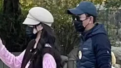 唐嫣罗晋带女儿去迪士尼，婆婆首出镜优雅，4岁女儿大脑门身高