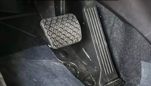 为什么唐DMI用的是风琴式油门踏板，而不是悬挂式踏板？