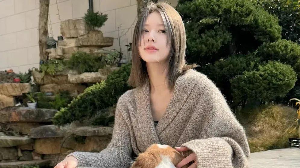 26岁赵露思换发型好惊艳，染“奶奶灰”发色勇气十足，病好后美回巅峰