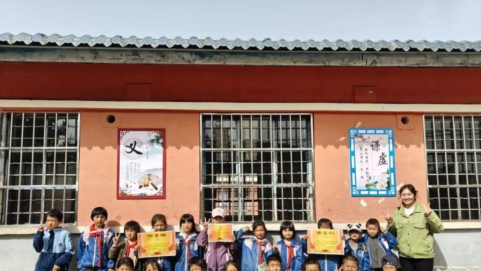 曾因一张“小纸条”感动全网，西吉“00后”乡村女教师再次“花式宠娃”：全班排队“擦香香”！
