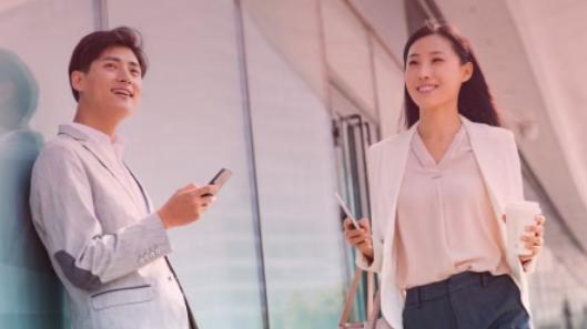 你的自信是“玻璃”还是“钻石”？一文读懂“自信”vs “自我笃定”