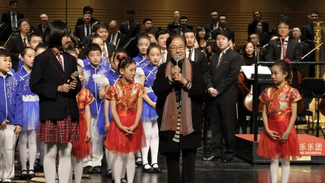 90岁谷建芬罕见露面，拄拐与高徒合影，孙楠刘欢没来引猜测