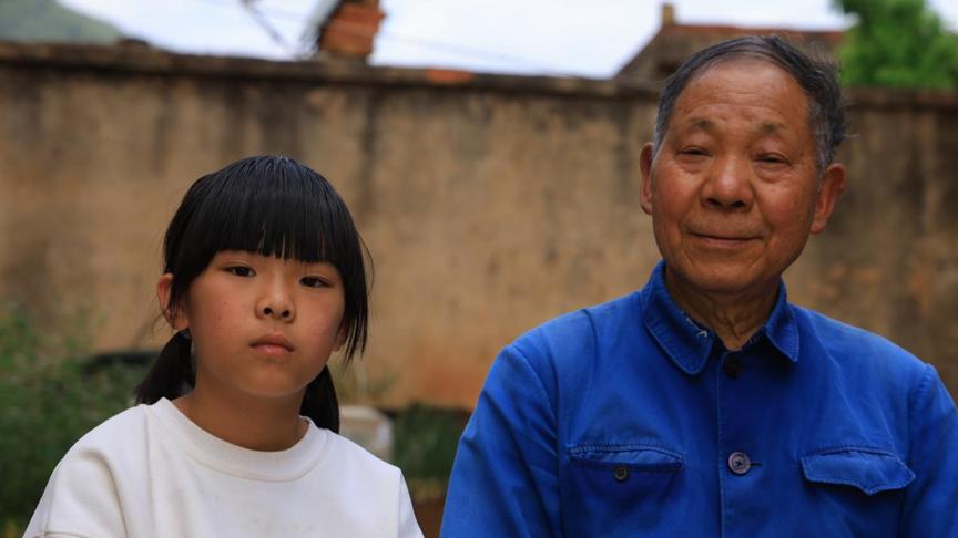 女婿坠崖截瘫家陷绝境，七旬外公接力照顾外孙女，如今孩子学习难维持