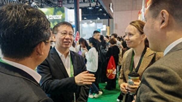 新西兰黑金鲍“游”上市民餐桌，武汉“国际生鲜空中走廊”越来越繁忙