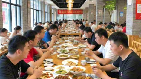 从“冰火两重天”的春节餐饮，我似乎看到了2025新趋势