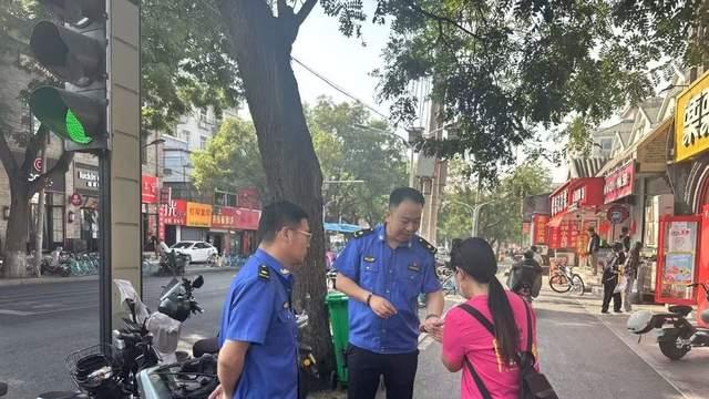 保定：国庆暖心事，城管拾金不昧获外地女游客点赞