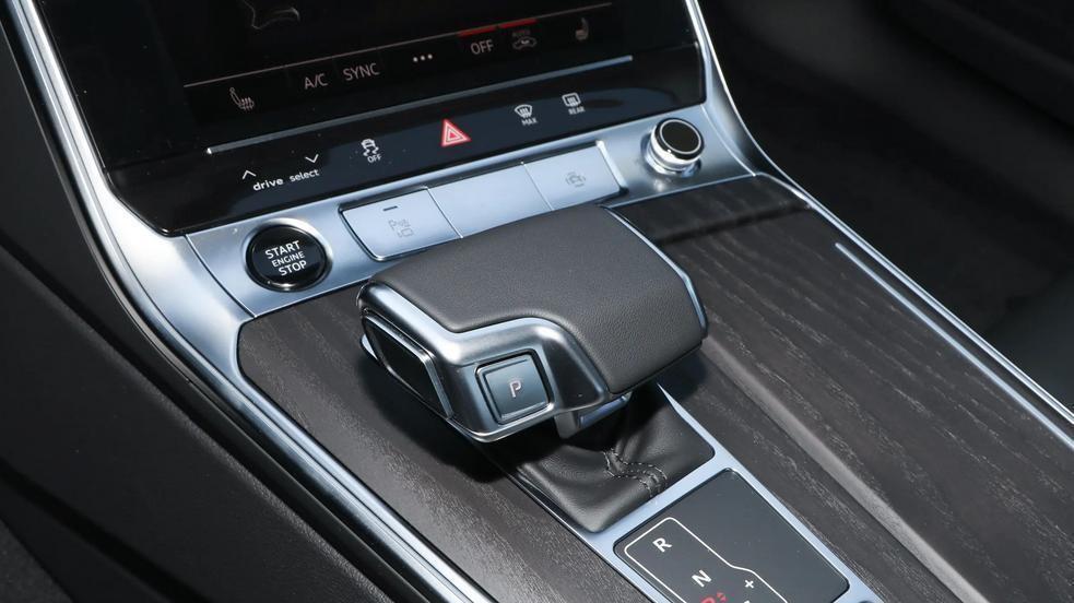 国产行政轿车上新，岚图追光PHEV对比奥迪A6L，价格更便宜